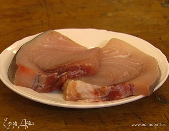 Рыбу вымыть, просушить, слегка посолить и поперчить, присыпать петрушкой и оставить на некоторое время. 