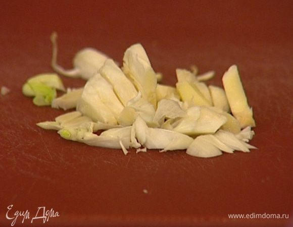 Чеснок почистить и мелко порубить. 