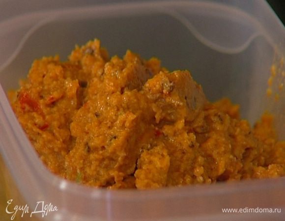 Добавить в блендер подсушенный хлеб с чесноком и помидорами, 1 ст. ложку оливкового масла, уксус, анчоусы и вместе с орехами взбить в густой однородный соус. 