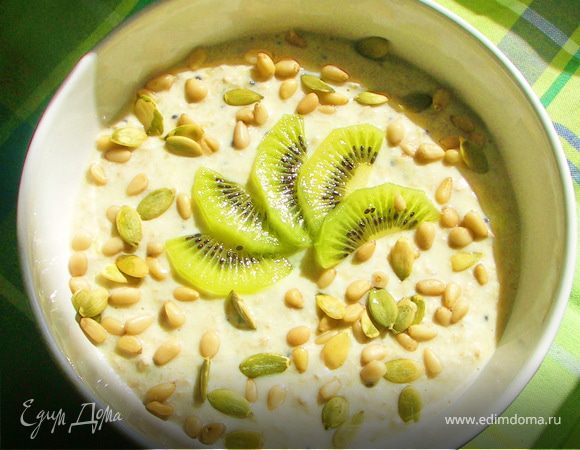 Хлопья залить йогуртом.Оставить на 5-10 мин.Киви потереть на мелкой тёрке.Добавить к хлопьям.Туда же отправить ревеневый соус и мёд.Перемешать.Щедро посыпать орешками.И можно кушать.Приятного аппетита!:)