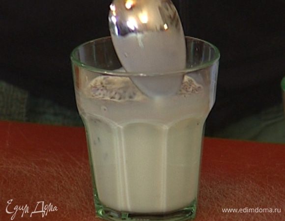 Замочить 6−7 веточек лаванды в молоке и оставить на несколько часов, затем процедить. 