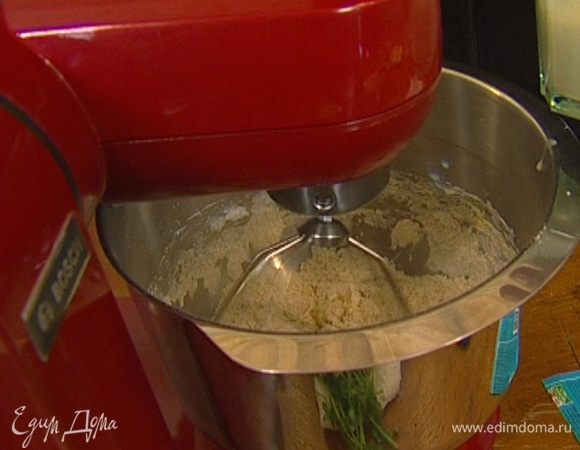 Приготовить тесто: муку смешать с разрыхлителем, сахаром и солью, добавить 50 г предварительно размягченного сливочного масла и взбить все в комбайне. 