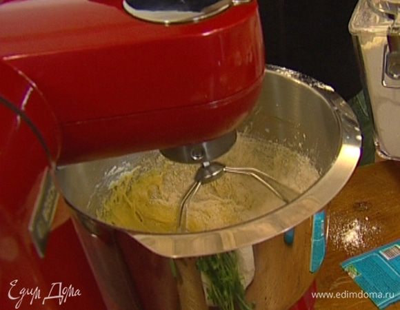 Влить 150−170 мл лавандового молока, ввести яйцо и, продолжая взбивать, довести тесто до однородной консистенции. Если тесто получается слишком жидким – добавить немного муки, если слишком густое - немного молока. 