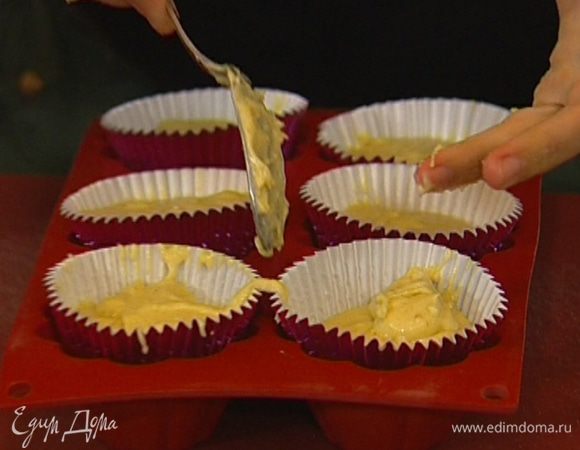 Выложить тесто в небольшие формы для кексов, наполнив их на 2/3, и выпекать 20−25 минут в разогретой духовке. 