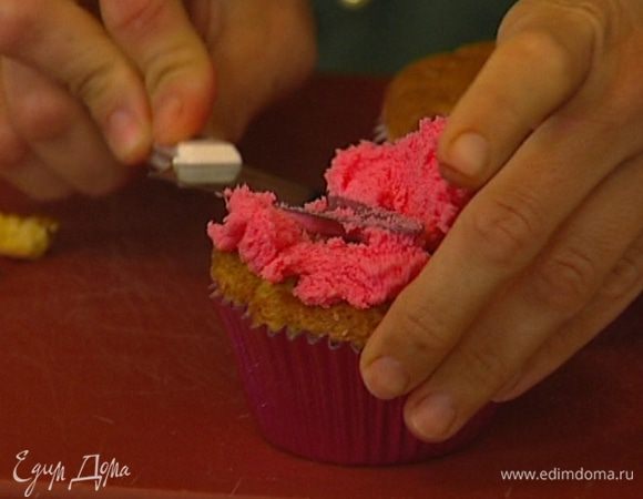 Остывшие кексы покрыть сверху кремом и украсить оставшимися веточками лаванды.