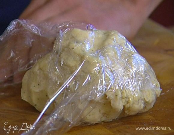 Завернуть тесто в пищевую пленку и отправить минимум на полчаса в холодильник.