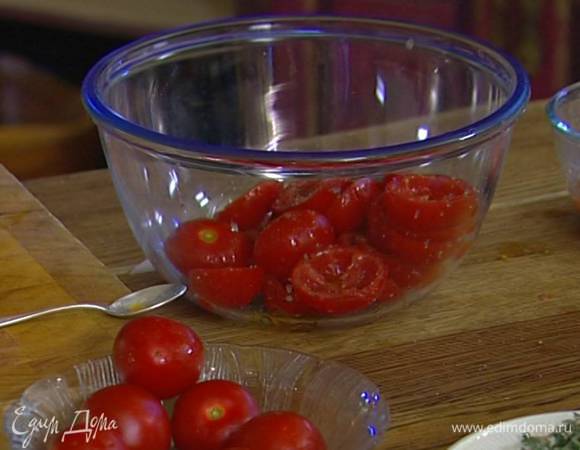 Присыпать половинки помидоров 1−2 ст. ложками сахара, солью и свежемолотым перцем, сбрызнуть 1−2 ст. ложками оливкового масла и перемешать.