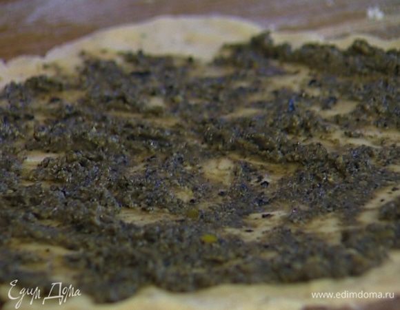 Раскатать тесто в пласт, смазать его тапенадом и накрыть помидоры смазанной стороной. Заправить края теста внутрь и отправить в духовку на 15−20 минут.