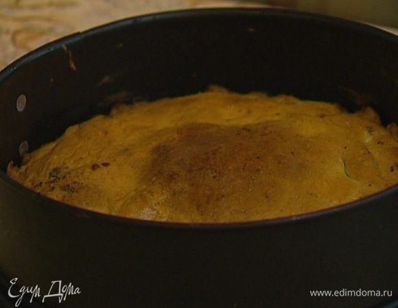 Готовый пирог перевернуть и подавать со сметаной.