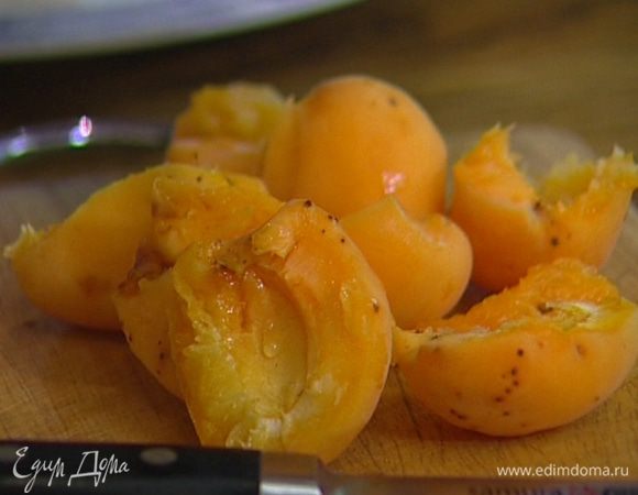 Абрикосы нарезать кусочками.