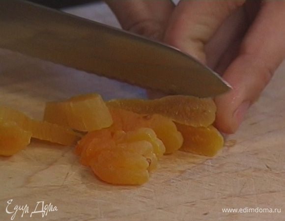 Курагу мелко порубить.