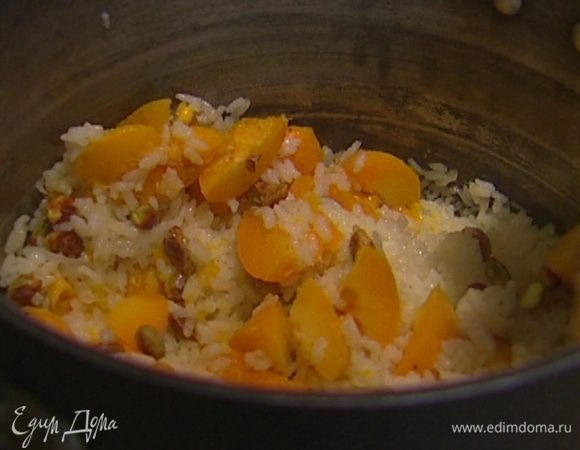 Добавить фисташки, нарезанные абрикосы, оставшееся сливочное масло, перемешать, накрыть крышкой, закутать большим полотенцем и оставить на 5 минут.