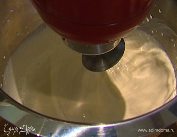 Желтки взбить с сахаром, затем, не переставая взбивать, ввести сливки.