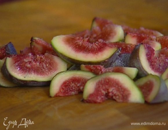 Сухой инжир нарезать небольшими кусочками, выложить в маленькую кастрюлю, залить небольшим количеством воды и довести до кипения, затем убавить огонь и слегка уварить. 