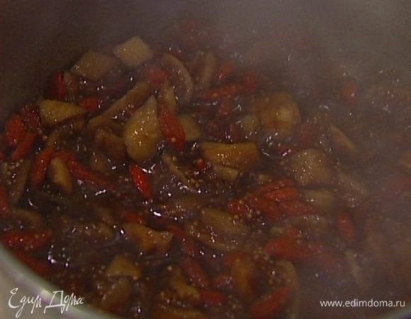 Добавить ягоды годжи, все перемешать и снять с огня. 