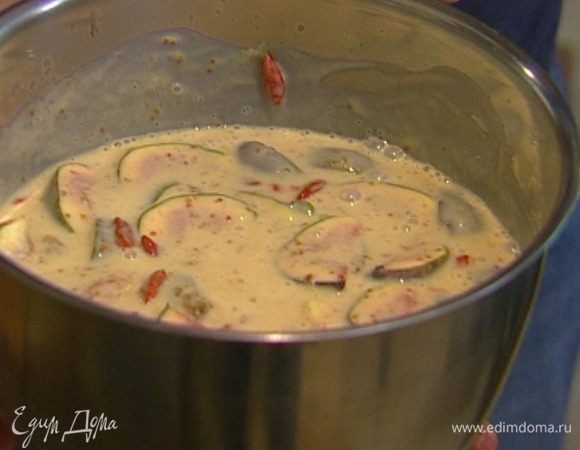 Соединить инжир и ягоды со сливочной массой, перемешать и остудить. 