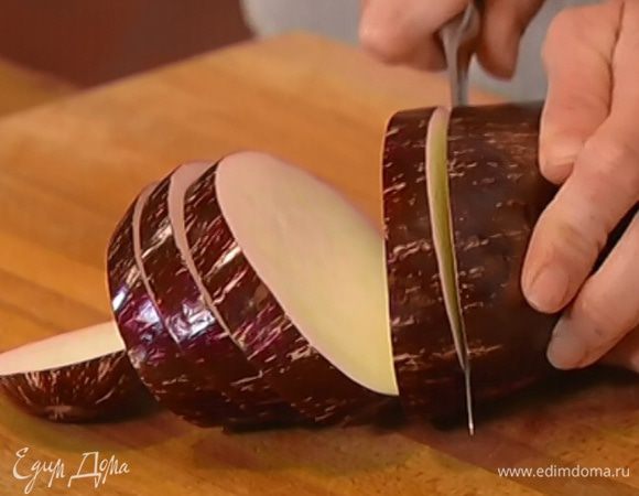 Баклажаны нарезать толстыми кружками, присыпать солью и оставить на несколько минут.