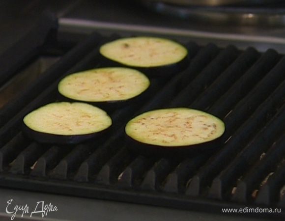 Смыть соль с баклажанов, просушить и обжарить кружки с обеих сторон на гриле.