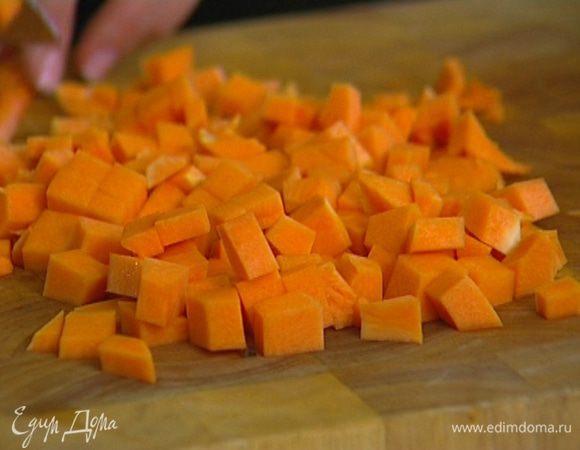 Тыкву очистить от кожуры, нарезать маленькими кубиками, залить водой и отварить до полуготовности, затем воду слить.