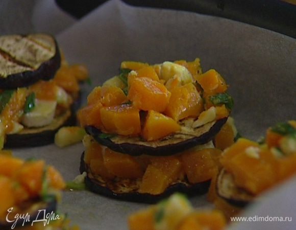 На каждый баклажан положить по кружку сыра и по столовой ложке начинки из тыквы, накрыть оставшимися обжаренными баклажанами, сверху разложить тыквенную начинку.