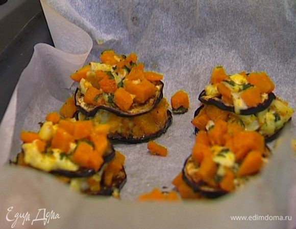 Отправить башенки на 5−7 минут в разогретую духовку.