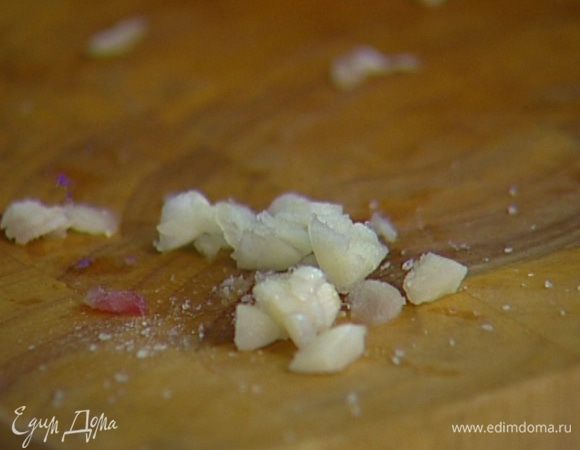 Чеснок почистить, мелко порубить и растереть со щепоткой соли.