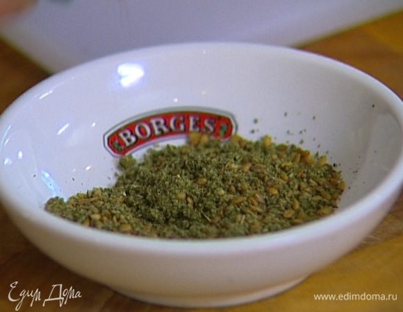 Смешать щепотку соли, щепотку свежемолотого перца, тмин и приправу заатар.  