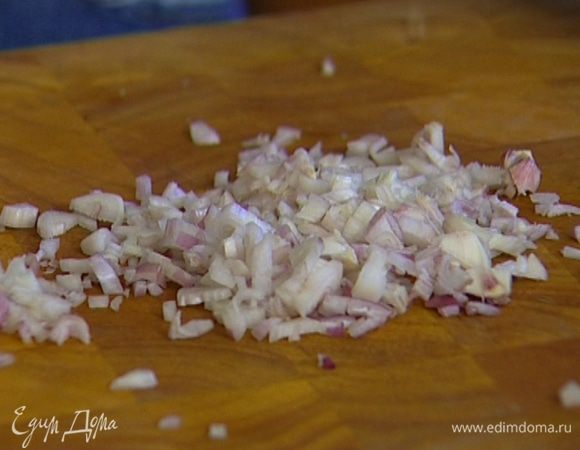Шалот почистить и мелко порубить.