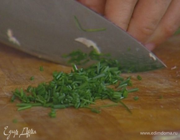 Шнитт-лук порубить ножом или нарезать ножницами.