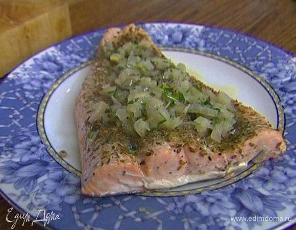 Вынуть рыбу из рукава для запекания, полить соусом и подавать.