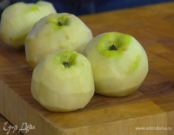 Яблоки очистить от кожуры и, удалив семена, разрезать на восемь частей. 