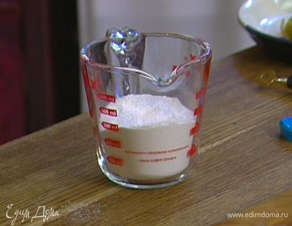 Муку просеять, смешать с разрыхлителем и солью.