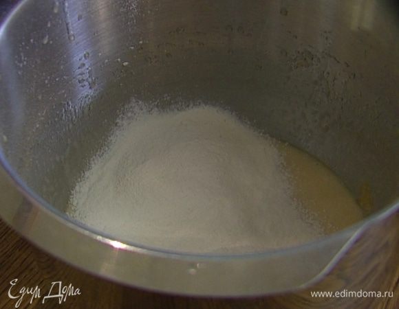 Приготовить тесто: яйца взбить с сахаром, продолжая взбивать, добавить растопленное масло, затем просеянную муку с разрыхлителем и солью. 