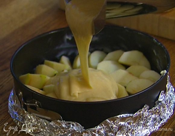 Вылить тесто на яблоки, отправить в разогретую духовку и выпекать 30 минут. 
