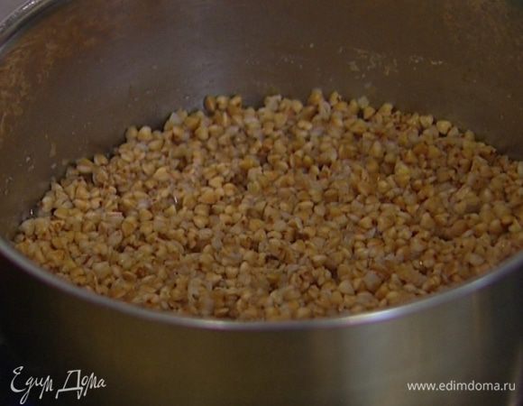Гречку отварить в подсоленной воде. 