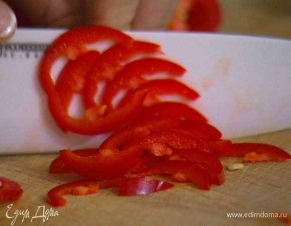 Перец чили, удалив семена, нарезать тонкими полосками.