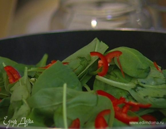 Разогреть в сковороде сливочное масло и 1 ст. ложку оливкового масла, добавить шпинат и нарезанный чили и прогревать все пару минут на небольшом огне. 