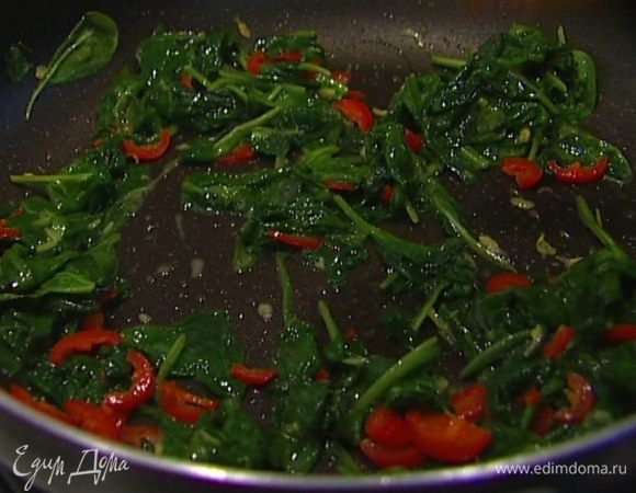 Как только шпинат начнет «вянуть», снять его с огня, добавить 1 ч. ложку лимонного сока и натертую цедру, все перемешать. 