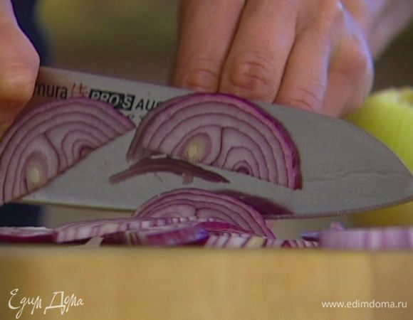 Лук почистить и нарезать полукольцами.