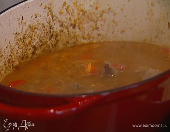 Добавить в кастрюлю перец чили, оба вида паприки, крупную соль, влить подогретый бульон, так чтобы мясо было покрыто, накрыть крышкой и томить на маленьком огне час-полтора.