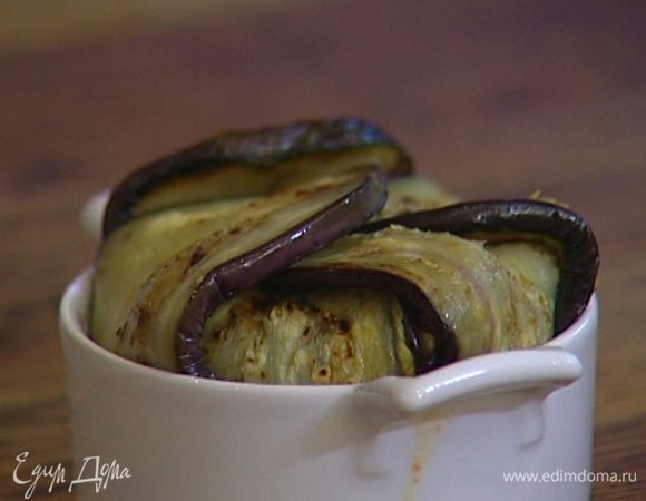 Наполнить формочки телятиной с небольшим количеством соуса, закрыть сверху лепестками баклажанов и запекать в разогретой духовке 15−20 минут.