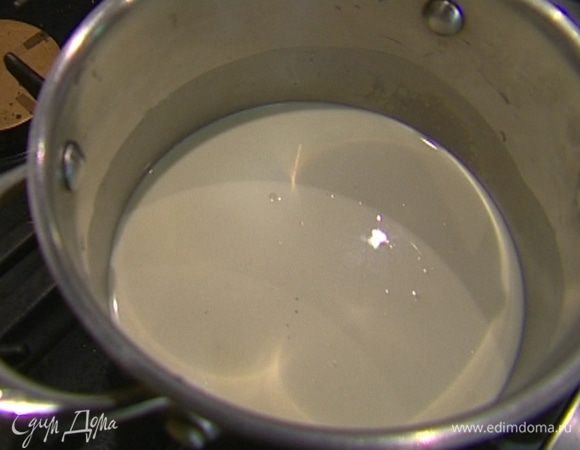 Сливки и молоко влить в кастрюлю, добавить сахар и стручок ванили, поставить на огонь и довести до кипения. Когда появятся первые пузырьки, снять с огня и влить алкоголь.