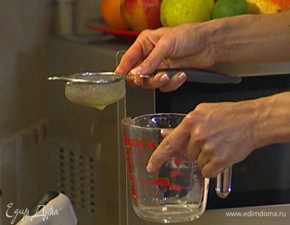 Слить через ситечко воду из желатина, добавить его в сливки и вымешать до полного растворения.