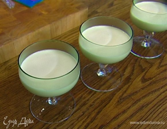 Разлить желе в небольшие формочки, наполнив их на две трети, и поставить в холодильник на 40 минут.