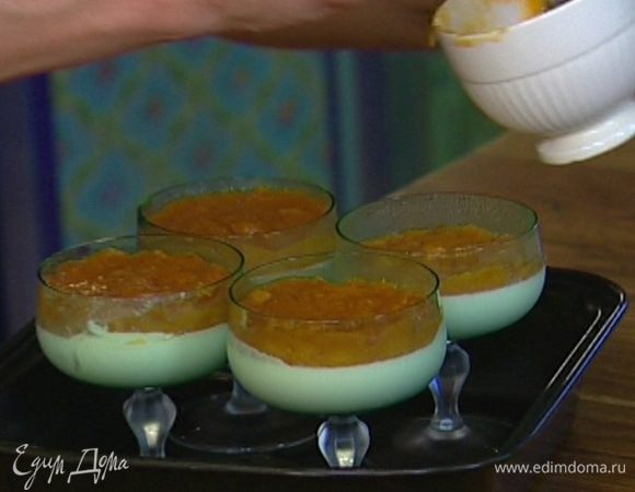 Остывший абрикосовый мусс выложить на застывшее сливочное желе и отправить еще на несколько часов в холодильник.