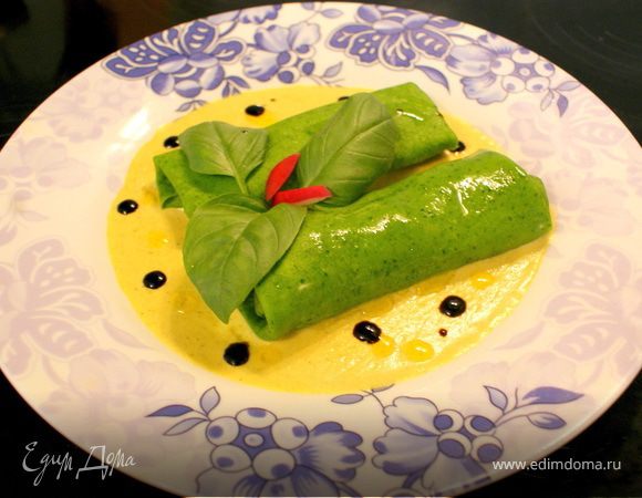 делаем начинку: здесь тоже все вроде понятно, сначала обжариваем грибочки на олив.масле, затем добавляем к ним шпинат жарим 2 мин (помним, что шпинат готовиться моментально)кусочек сливочного масла,соль, перец и сливки 3 мин и готово.