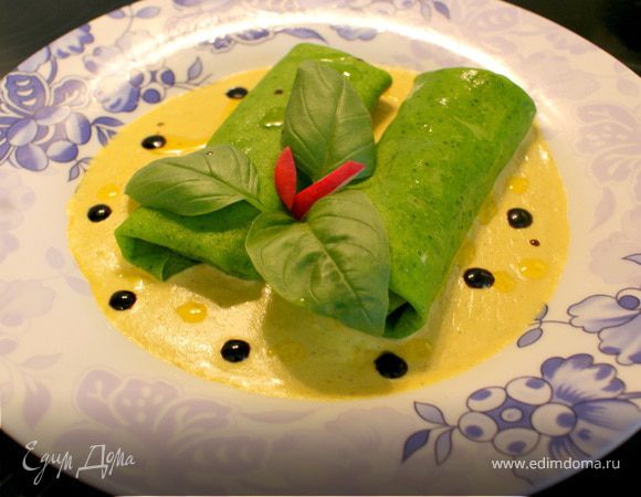 Чесночное пюре: Чистим чеснок, отправляем вариться в бульон+ молоко 1:1(количество жидкости должно быть столько, чтобы покрыть полностью чеснок,много не нужно)соль, перец, и варим пока чеснок не станет мягким,отправляем в блендер и делаем пюре, консистенцию пюре регулируем сами. ГОТОВО!!!! Это реально вкусно, чесноком совсем не пахнет и получается очень нежный соус!
* Я добавила для цвета куркумы и пюре получилось желтеньким.Темные точки,это бальзамический уксус.