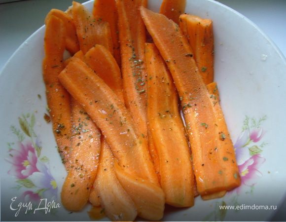 Почисти и нарежь на тонкие дольки морковь+соль+перец+базилик. Поместить на противень с пергаментом/духовка-200 г/20 мин. Подать с хлебом и соусом, а можно и без.