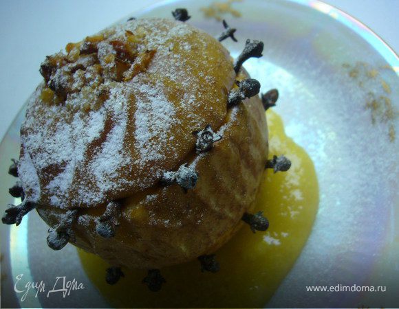 Яблоки вычисти от внутренних семечек. Сделай дорожки острым ножом, повтыкай гвоздичек. Нафаршируй:сахар. пудра+корица+орехи+изюм (измельчённые в блендере). Поставь в духовку на 30-35 мин/200 г. Выложи на тарелку мёд, сверху яблоко печёное+посыпь сах. пудрой.