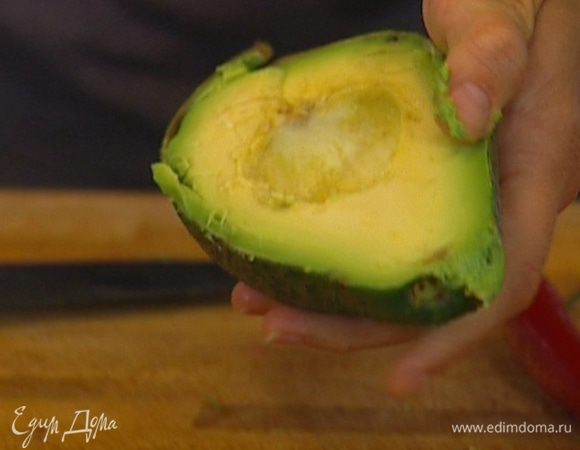 Авокадо почистить и разрезать пополам, удалив косточку. 